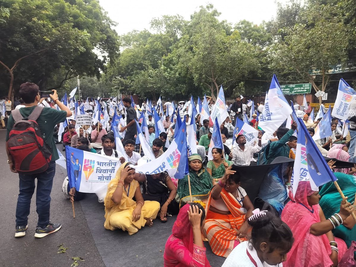 margdata8705's tweet image. भारतीय विद्यार्थी मोर्चा द्वारा 6 अक्टूबर 2025 को आयोजित 
&quot; शिक्षा बचाओ रोजगार बचाओ &quot; जनाक्रोश महारैली बारिश के बावजूद शुरू हों चुकी है
#6_october_जंतर_मंतर #6thOct_chaloDelhi #BanEVM_SaveDemocracy #चलो_दिल्ली #भारतीय_विद्यार्थी_मोर्चा