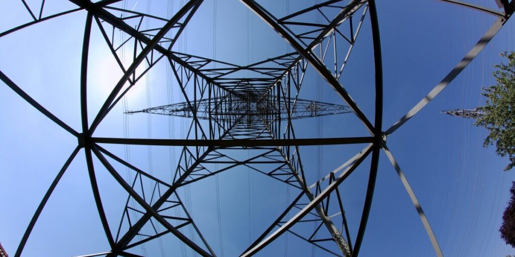 Erste Batteriespeicher-Auktion in Italien: 10 Gigawattstunden zu durchschnittlich 12.959 Euro pro Megawattstunde im Jahr zugeteilt: Die Tarife liegen damit deutlich unter dem Reservepreis vom jährlich… dlvr.it/TNVYKp #Photovoltaik #ErneuerbareEnergien #Solarenergie