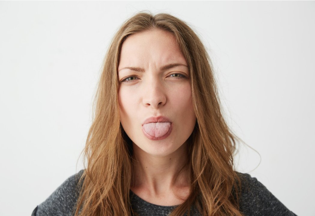 La glositis migratoria benigna es una afectación de la lengua, que presenta zonas blanquecinas y enrojecidas, pérdida de papilas y aparición de surcos y grietas f.mtr.cool/pqlzaplwzl