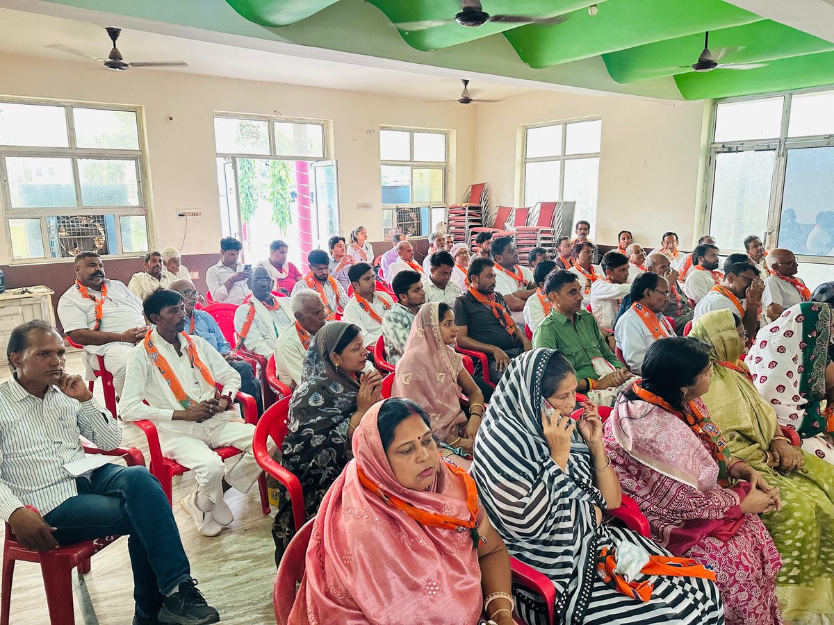 आज महवा में आयोजित आत्मनिर्भर भारत कार्यशाला बैठक में महवा विधायक श्री <a href="/RajendrMahwaBJP/">Rajendra Meena MLA</a> ने भाग लिया।

इस अवसर पर माननीय प्रधानमंत्री श्री <a href="/narendramodi/">Narendra Modi</a> जी के आह्वान "आत्मनिर्भर बनना है, स्वदेशी अपनाना है" को आत्मसात करते हुए स्वदेशी का संकल्प लिया गया।

इस अवसर पर दौसा भाजपा जिला