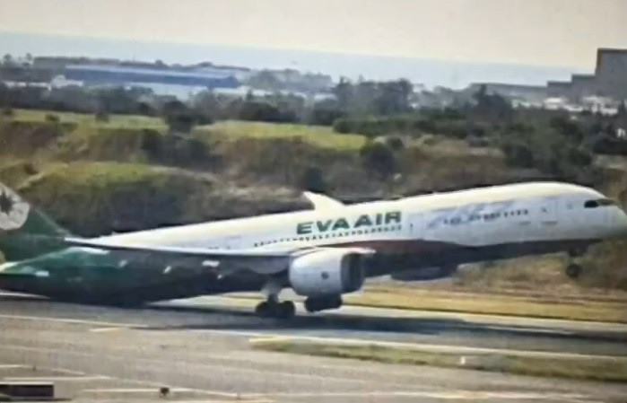 OnDisasters's tweet photo. By @JacdecNews "2025-10-04: EVA Air Boeing 787-9 (B-17881, *2018) sustained damage due to a tailstrike on landing runway 16L at Taipei-Intl AP(RCTP), Taiwan. Flight #BR711 went around and returned for a safe landing on the same rwy 15 min later. No one was hurt." https://t.co/AGvVzFPvTs