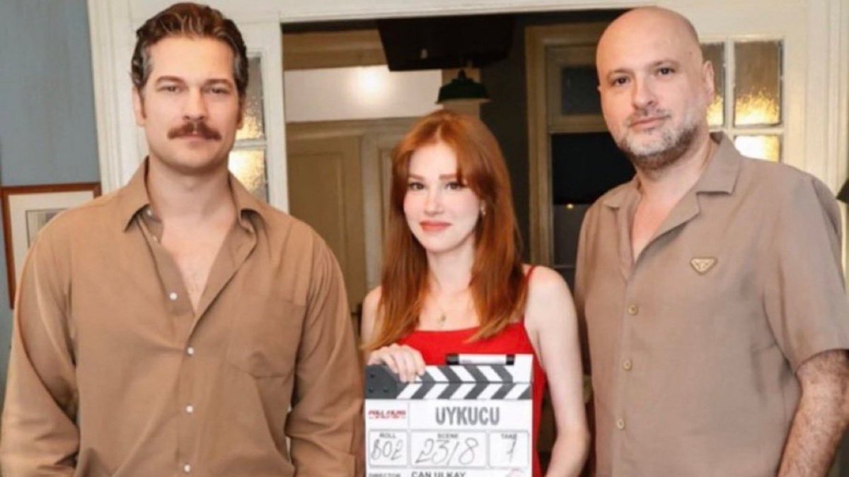 09YeniKiroba's tweet photo. Çağatay Ulusoy ve Elçin Sangu’dan Yeni Film Sürprizi: “Uykucu”dan İlk Kare Geldi! https://t.co/Ovs8Q6VF4j #Uykucu #ÇağatayUlusoy #ElçinSangu https://t.co/ghy0xenOPT