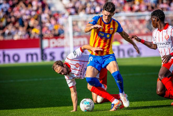 Para mi sí es una necesidad que <a href="/pepelug8/">Pepelu</a> encuentre su mejor estado. De momento es el jugador del <a href="/valenciacf/">Valencia CF</a> con mejor % en duelos ganados (72,7%), + tackles (3,4/90'), más pases progresivos (26) y el que más participa con balón (55 con 81,6%).
(SIGUE)