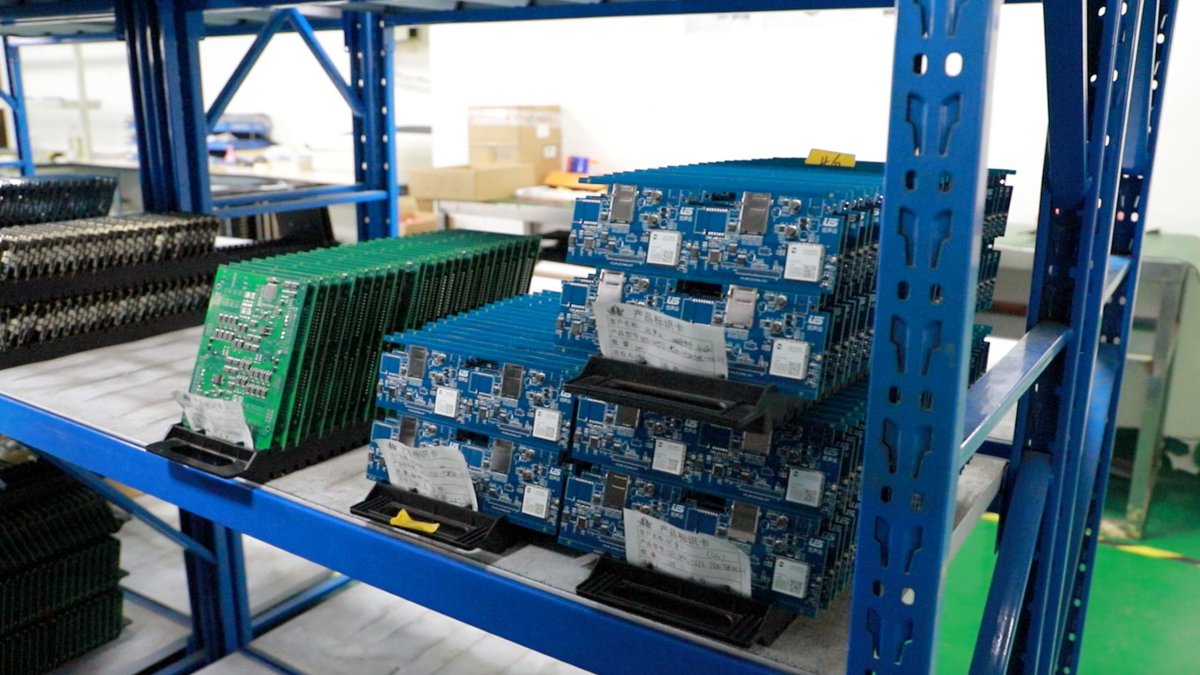 electronic_lb's tweet image. PCBA production &amp;amp; storage in view! Automated equipment processes boards precisely, and various PCBA (blue, green, black, etc.) are neatly stored on shelves—professional and efficient all along. #PCBA #ElectronicManufacturing #CircuitBoardProduction