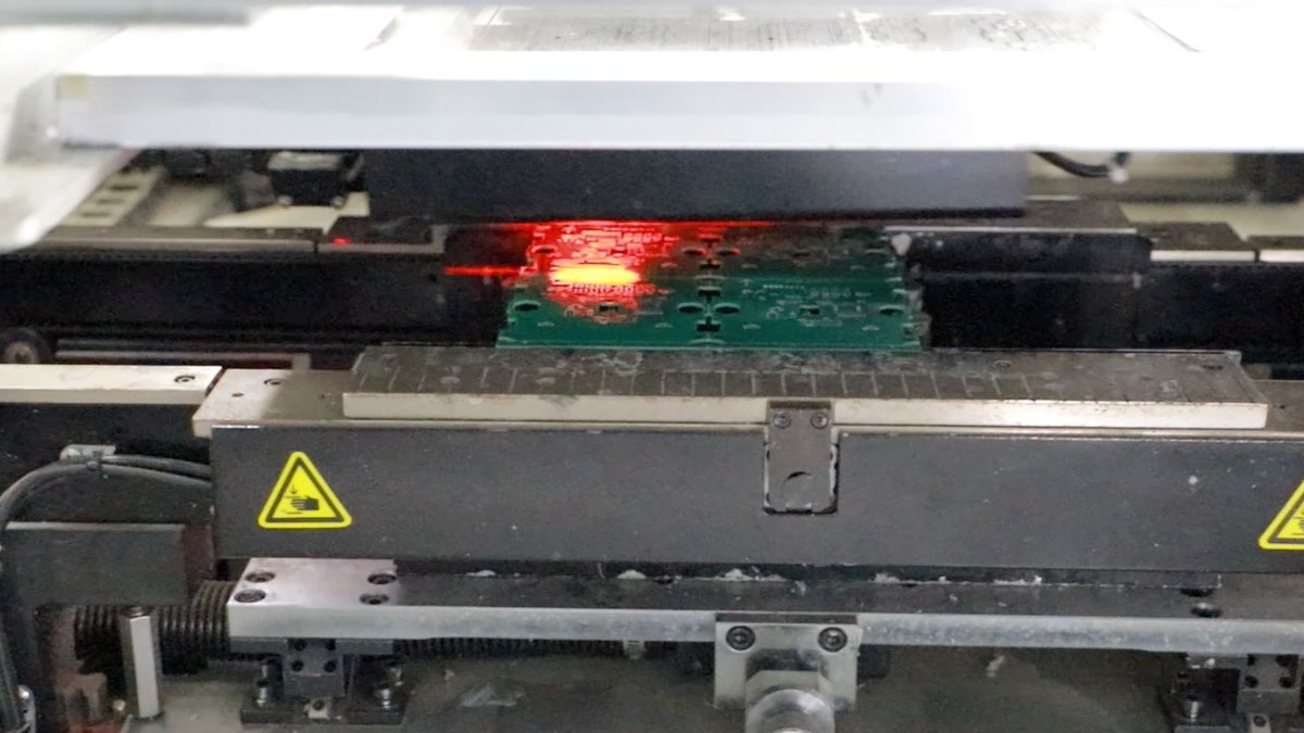electronic_lb's tweet image. PCBA production &amp;amp; storage in view! Automated equipment processes boards precisely, and various PCBA (blue, green, black, etc.) are neatly stored on shelves—professional and efficient all along. #PCBA #ElectronicManufacturing #CircuitBoardProduction