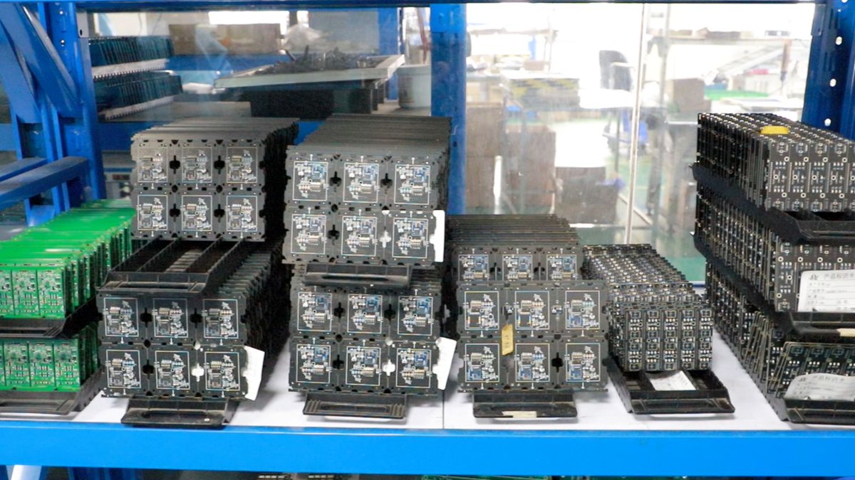 electronic_lb's tweet image. PCBA production &amp;amp; storage in view! Automated equipment processes boards precisely, and various PCBA (blue, green, black, etc.) are neatly stored on shelves—professional and efficient all along. #PCBA #ElectronicManufacturing #CircuitBoardProduction
