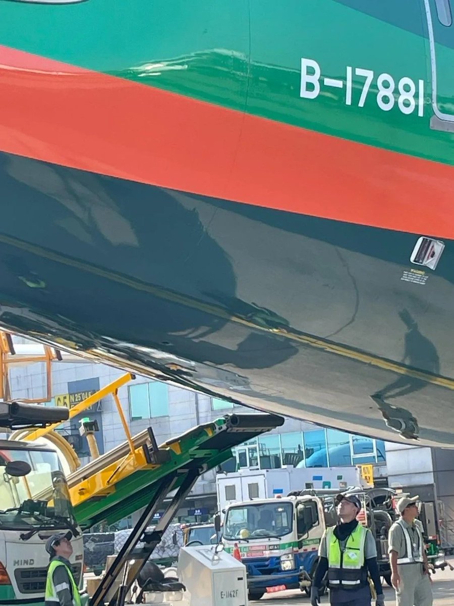 OnDisasters's tweet photo. By @JacdecNews "2025-10-04: EVA Air Boeing 787-9 (B-17881, *2018) sustained damage due to a tailstrike on landing runway 16L at Taipei-Intl AP(RCTP), Taiwan. Flight #BR711 went around and returned for a safe landing on the same rwy 15 min later. No one was hurt." https://t.co/AGvVzFPvTs