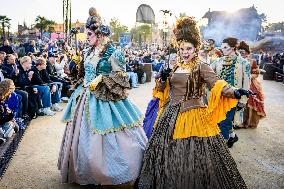 Tijdens de parade kijk je voor het eerst in de ogen van onze nieuwste griezels. 👀 Aanschouw de zwierende vampieren van Unmasked met hun barokke pracht.. hoewel.. 😈!

➡️ Hier ontdek je meer: toverland.com/halloweennights #Toverland #HalloweenNights
