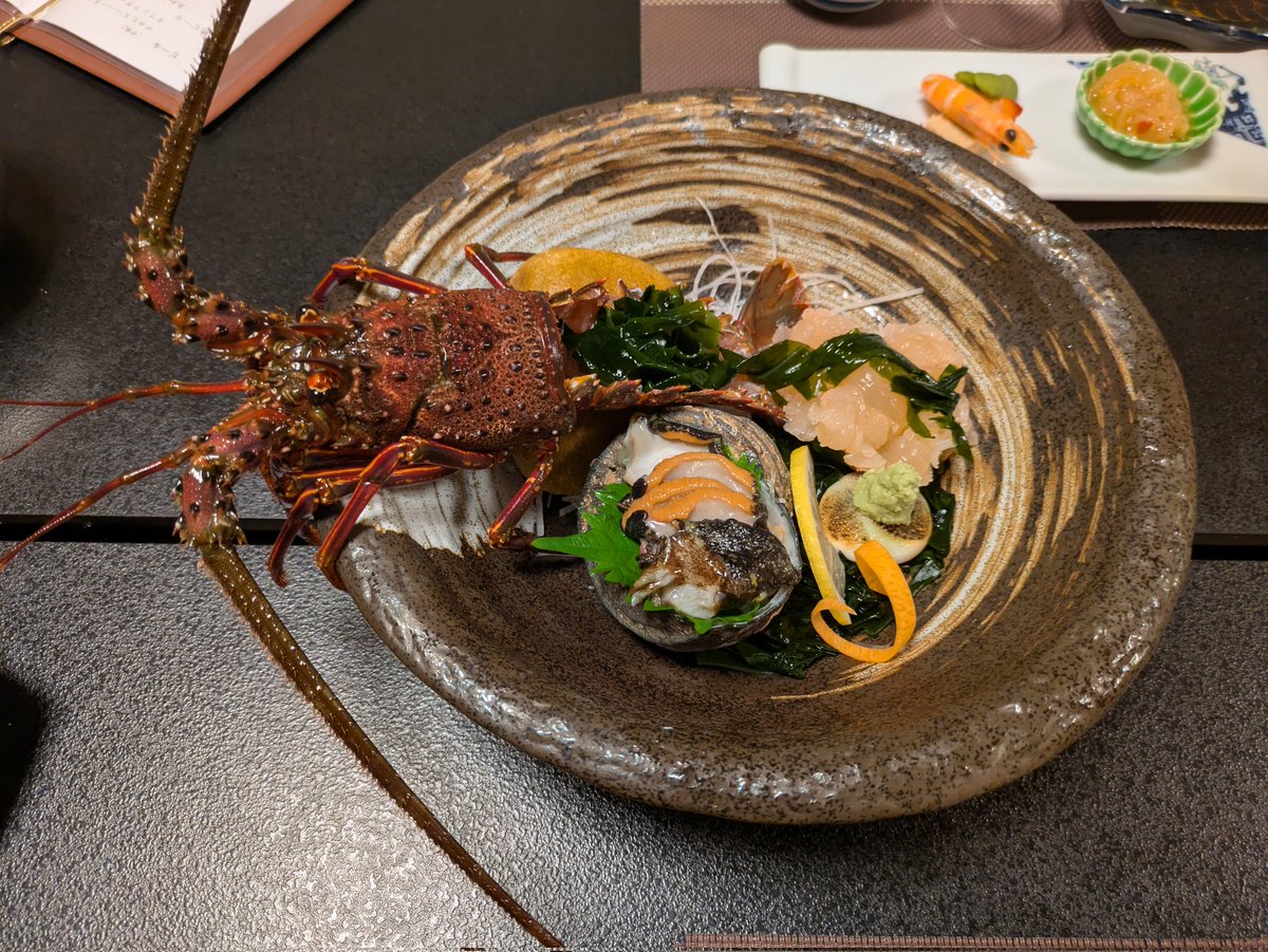 bakennsaikou's tweet image. 活魚料理フルコース🐟️

まだ伊勢海老も鯛も活きておる😅

ウマシ🫶😋

温泉♨️も最高でした😚

#おうちごはん 　ではない
#おうちごはん𓎩𓌉　ではない
#おうちご飯 　ではない
#晩ごはん 
#晩ご飯 
#晩酌 
#晩酌の流儀4 
#刺身 
#魚料理 
#魚
#富裕層 
#人生勝ち組 
#ワークライフバランス