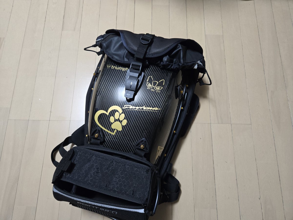 daytona675622's tweet photo. ボブルビーさしあげます
カーボンなのによけいなステッカーペタペタ
25L GTX
リポストしてくれた方の中から選びます
決定時、氏名と住所をいただきます( ≖ᴗ≖​)ﾆﾔｯ(営業所受け取り可)
トライアンフ、デイトナってステッカー貼ってあるのでトライアンフかデイトナ乗ってる方に似合うかも... https://t.co/zUnEsRK4o1
