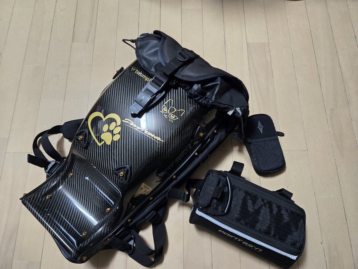 daytona675622's tweet photo. ボブルビーさしあげます
カーボンなのによけいなステッカーペタペタ
25L GTX
リポストしてくれた方の中から選びます
決定時、氏名と住所をいただきます( ≖ᴗ≖​)ﾆﾔｯ(営業所受け取り可)
トライアンフ、デイトナってステッカー貼ってあるのでトライアンフかデイトナ乗ってる方に似合うかも... https://t.co/zUnEsRK4o1