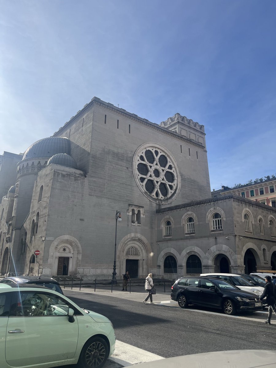 חיילים חמושים שומרים על בית כנסת בטריאסטה 
תודה לממשלת ישראל שהביאה אותנו עם הלום 
(תמונה גרועה אבל רציתי לתפוס את כל המבנה)