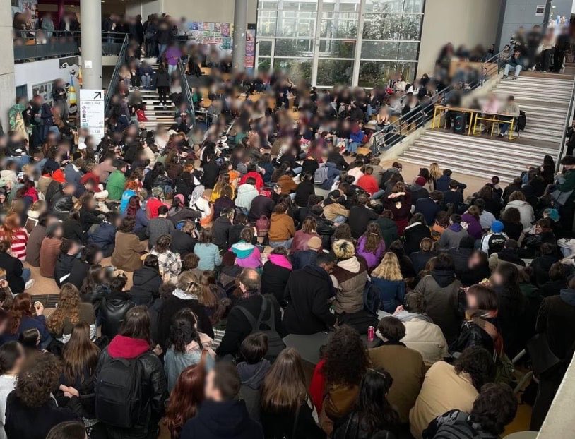 AnasseKazib's tweet image. Rennes 2 la Rouge, on se retrouve ce soir à 18h pour discuter de la situation politique explosive.

Aller à Rennes 2 un jour de chute du gouvernement… la révolution est proche 😂✊🏼🇵🇸