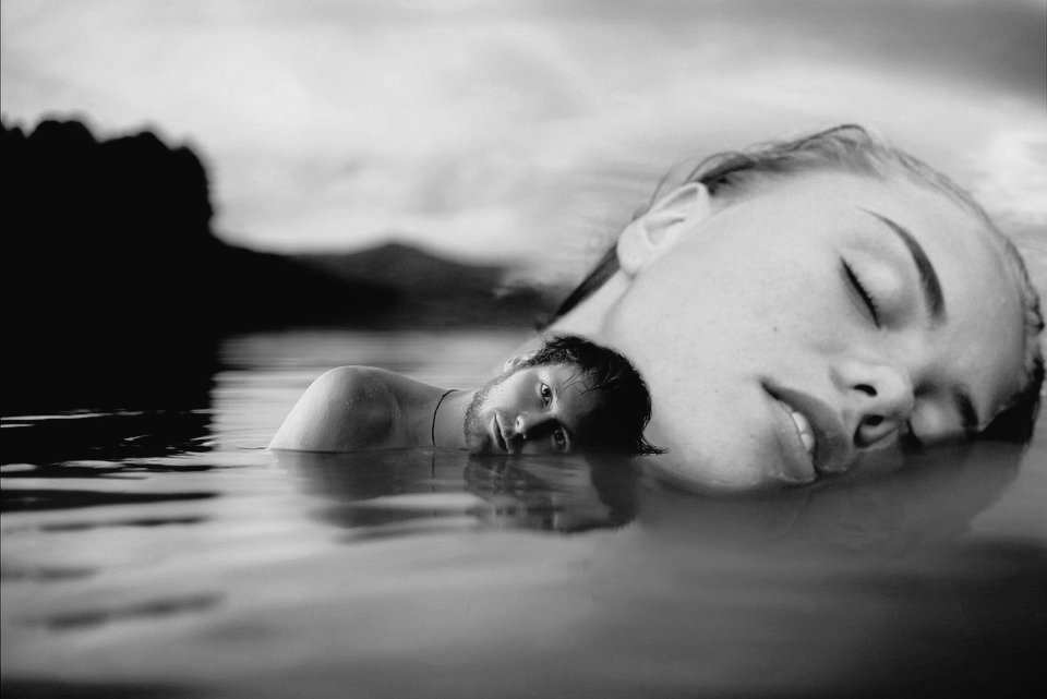 Aún existe ese lugar
dónde sé
que te puedo encontrar
nunca fallas
allí siempre estás
como esperando
que te vaya a visitar
a veces dejó de ir por allá
y cuando vuelvo
encuentro que no te has ido
que te quedaste para siempre
conmigo
y es que por más que quiera
no te dejo de pensar.