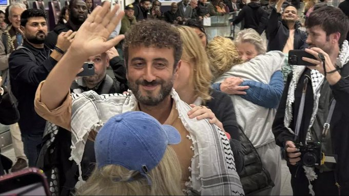 🔴Sumud Filosu'nda alıkonulan İngiliz gazeteci Kieran Andrieu: 

"Türkler insanlığa karşı işlenen suçların delillerini topladı."

İsrail tarafından bırakıldıktan sonra Türkiye'ye getirilin Andrieu; 
Türkiye'ye teşekkür etti, bir terörist varsa o da soykırım yapan itraildir dedi