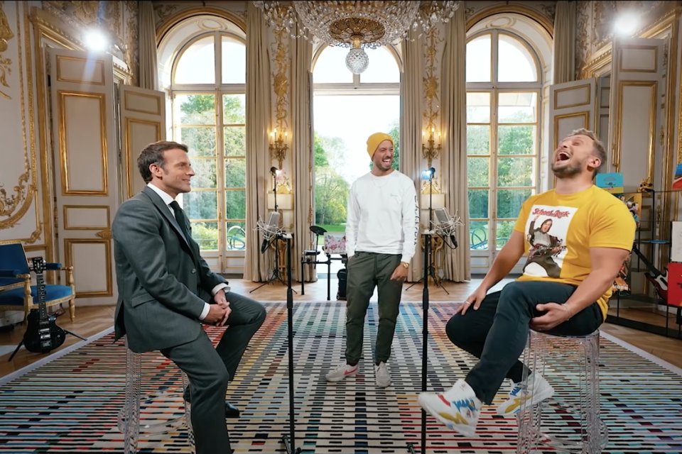 Vanneur's tweet photo. Emmanuel Macron aurait juste accepté un défi de Mc Fly et Carlito : virer un 1er ministre en moins de 24h. #CapOuPasCap https://t.co/L9qFBjs0rO