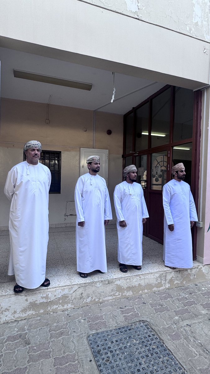 تشرفت مدرسة الوليد بن عبدالملك بزيارة للاستاذ / محمد الشبلي المشرف الاداري المدرسي وكان في الاستقبال  مدير المدرسة الاستاذ عبدالله القصابي وتم الاجتماع بالمعلمين الاوائل لمناقشة أهم  جوانب وبنود وأهداف الخطة المدرسية وتمت زيارة  المبنى المدرسي بجميع أقسامه.
#فعاليات_تعليمية_مسقط