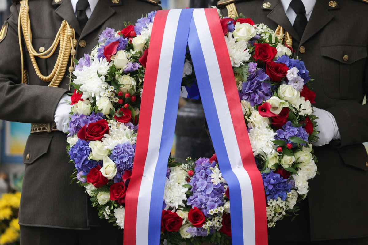 З Премʼєр-міністром Нідерландів Діком Схоофом разом вшанували памʼять загиблих українських захисників і захисниць. Із вдячністю бережемо памʼять про всіх, хто відстоював нашу свободу, про їхній подвиг. Світла памʼять українським захисникам і захисницям, які загинули, здобуваючи