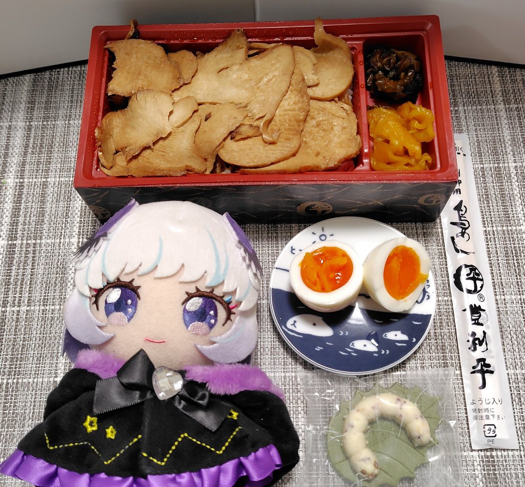 群馬に旅行に行ってきたので鳥めしさんです。スペシャルゲストさんはおかいこさんのチョコです。(日にちを勘違いしてコンビニさんで急遽半熟ゆで卵さんを買ってお月見仕様にしました…)
#まみむランド