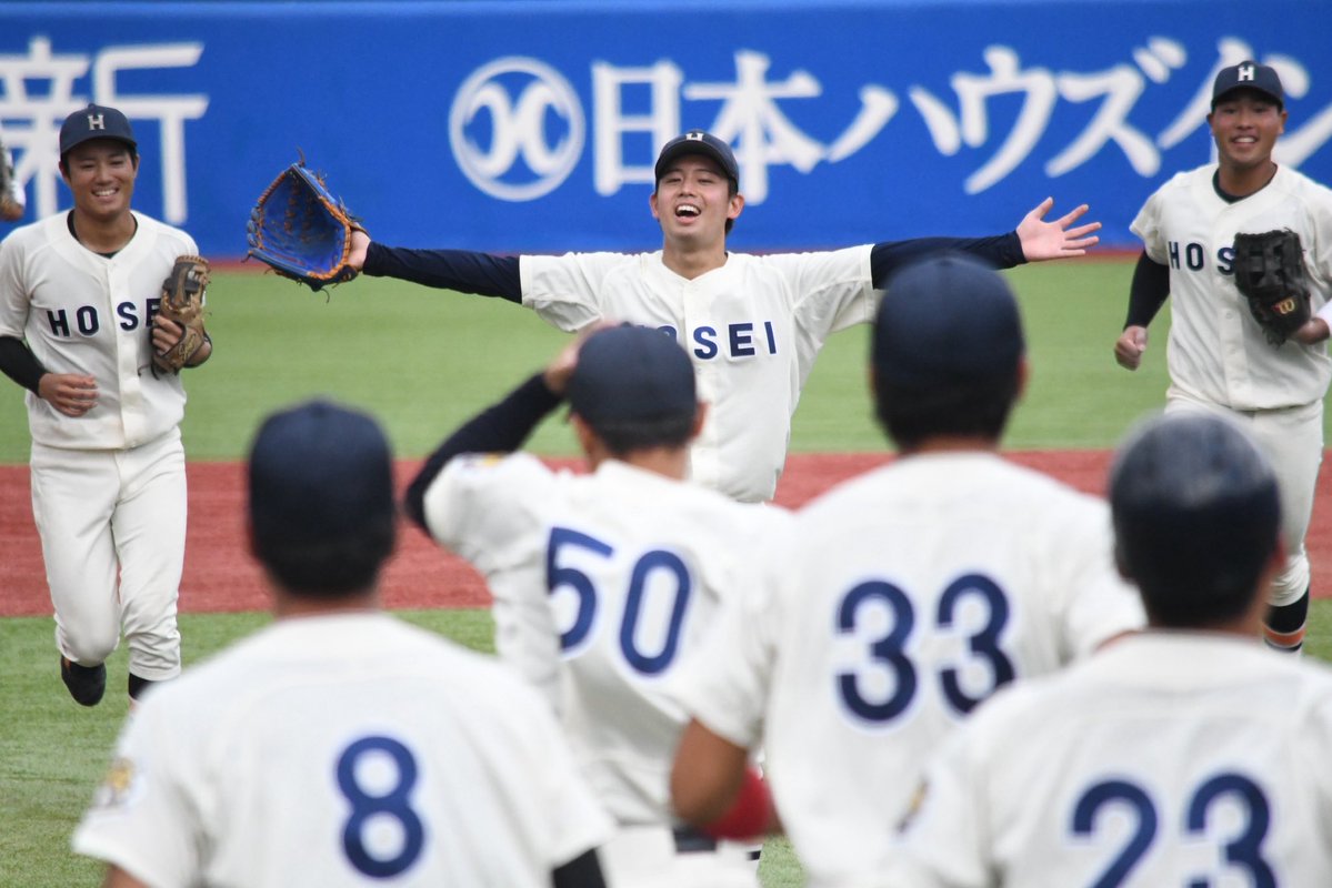 base_ka's tweet image. 2023年春以来の早稲田からの勝ち点獲得🌟
秋は2019年以来と教えてもらいました✍️

勝利の瞬間の野崎君は1戦目の勝利の瞬間とは打って変わってどこか安堵しているように見えました😌

土曜と今日先発して試合を作った丸山君と3試合全てに登板した野崎君🍊
2人が喜び合ってる姿にうるっときてしまった🥹