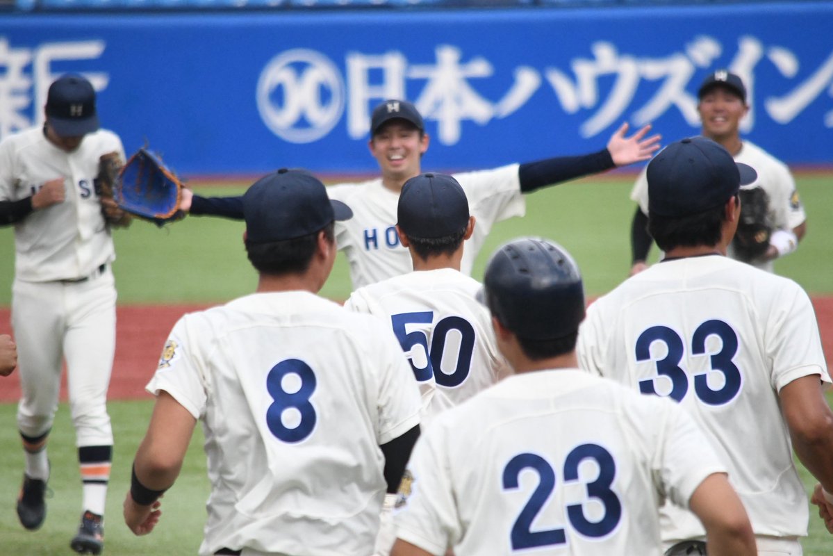 base_ka's tweet image. 2023年春以来の早稲田からの勝ち点獲得🌟
秋は2019年以来と教えてもらいました✍️

勝利の瞬間の野崎君は1戦目の勝利の瞬間とは打って変わってどこか安堵しているように見えました😌

土曜と今日先発して試合を作った丸山君と3試合全てに登板した野崎君🍊
2人が喜び合ってる姿にうるっときてしまった🥹