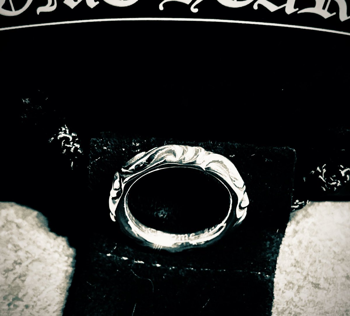 今年購入したChrome Hearts ⑩2509
スクロールバンドリング
9月購入その5 バングル購入していたのでリングもご縁あったら購入しようと思っていたスクロールバンド 良い具合にマイサイ出逢いあり！前月購入したSBTバンドリングと波モチーフ重ねづけ