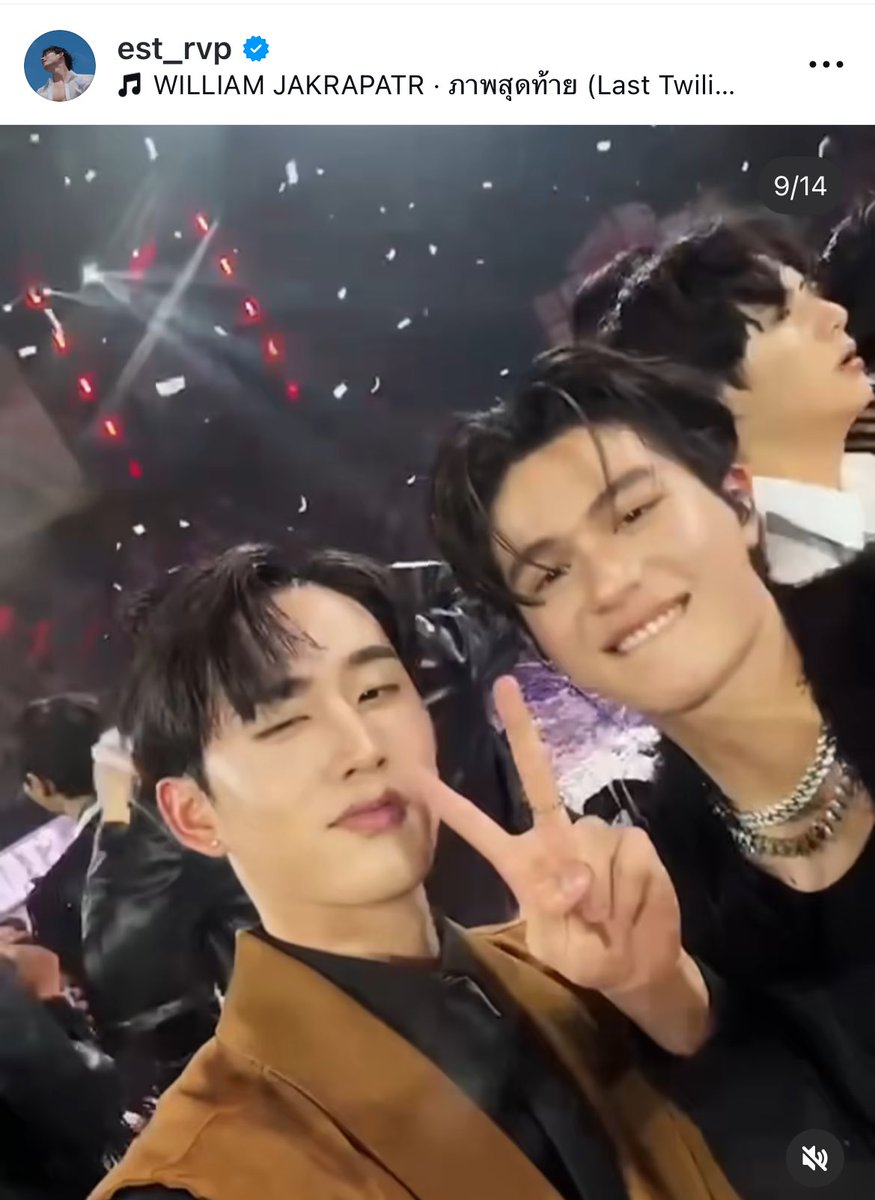 หลีดกับนักบอล นักแสดงกับไอดอล 2คู่นี้เขาเป็นแฟนกันหรอ เห็นตอนเช้าคนนึงนั่งเชียร์นักบอลข้างสนาม ตอนค่ำร้องเพลงบนเวที ไอดอลก็เดินตัวติดกับนักแสดงซะยิ่งกว่าแม่เหล็ก เดี๋ยวกอดคอ เดี๋ยวโอบ โคตรอวด