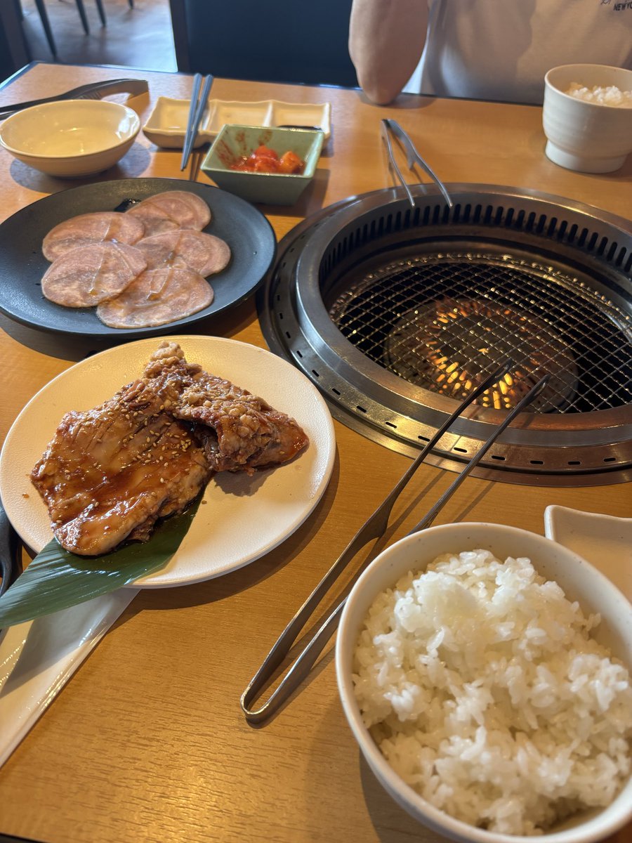 今日は親友と焼肉きんぐに♪

きんぐカルビ→タン→ライス→きんぐカルビ→タン→ライス→カステラ→やみつきキャベツからの喫煙所で1時間話し(笑)