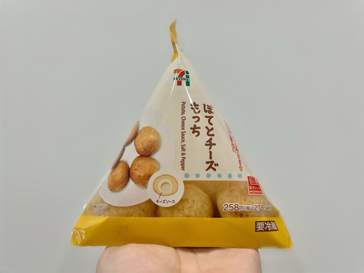 bibe2951's tweet photo. セブンイレブン
・ぽてとチーズもっち

もっちもっちしてるけど程よくポテト感もあっておいしい。でもこれなんか既視感あると思ったら芋もちだ！チーズ芋もち！！！芋もち好物なんだけどあんまり見かけないからこういう形で出会えて嬉しい😽笑 https://t.co/xnh0bNlVCn