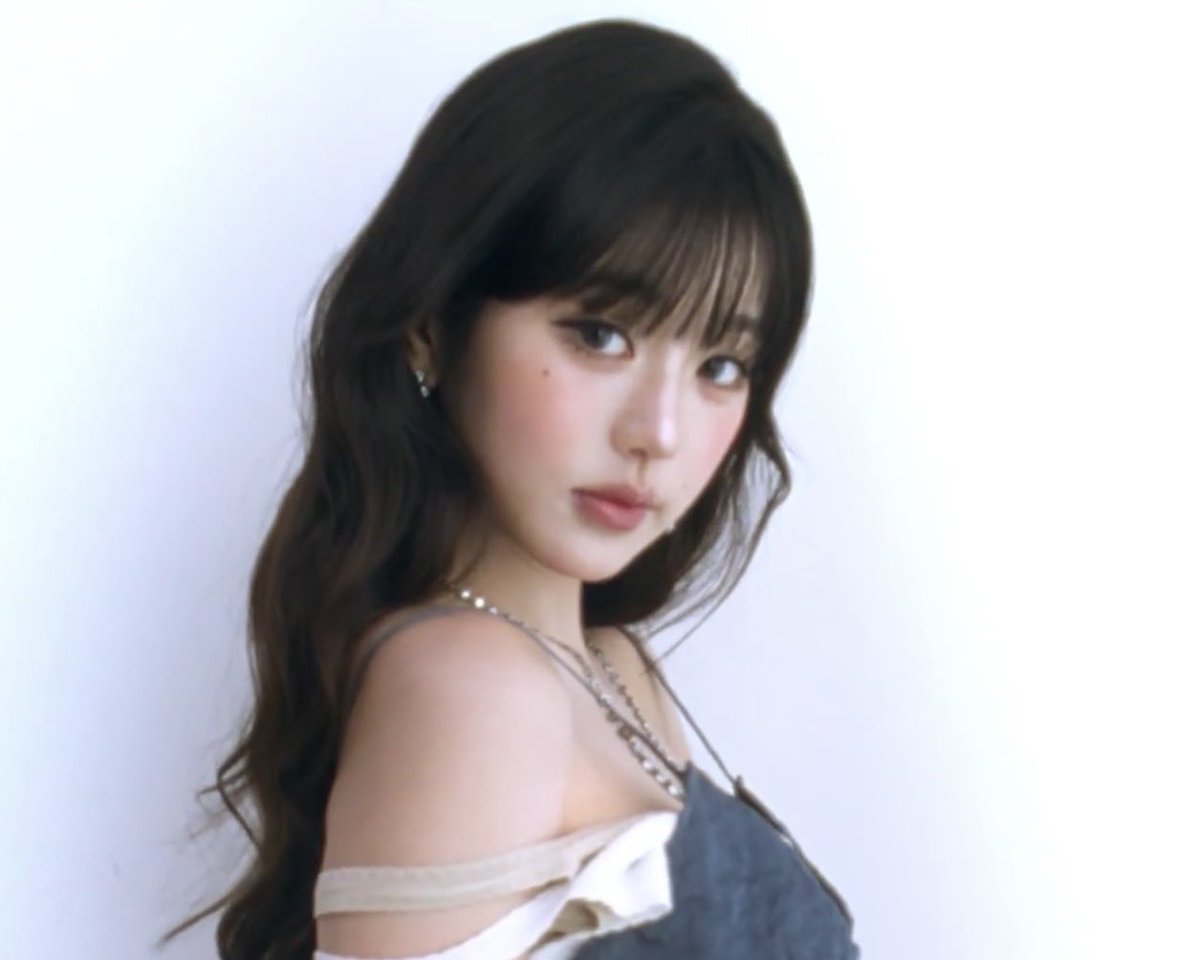 wonyaura's tweet photo. good heavens she’s ethereal https://t.co/Gn3EgFpNgB