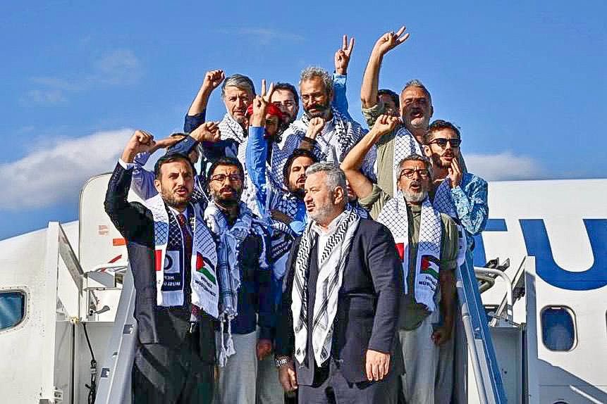 Ak  Partili 
<a href="/abdullahozdemir/">Abdullah Özdemir</a> ve <a href="/hasanturantr/">Hasan Turan 🇹🇷🇵🇸</a>
Bu nasıl fotoğraf böyle?
Ne ara uçağa bindiniz?
Bu insanların en önüne geçtiniz?
İnsanların üzüntülerini de sevinçlerini de istismar etmekte sizin gibisi dünyaya gelmemiştir...
#SumudFilosu