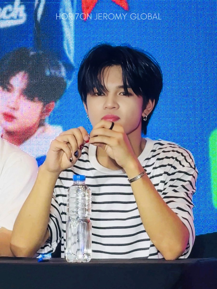 [📷] 251005 HORI7ON LIVE SIGNED EVENT

Charisma like no other. Jeromy at yesterday's fansign event 🌟

#JEROMY #제로미 #HORI7ON #HORI7ON_JEROMY #BENCHxHori7onFanSignEvent
