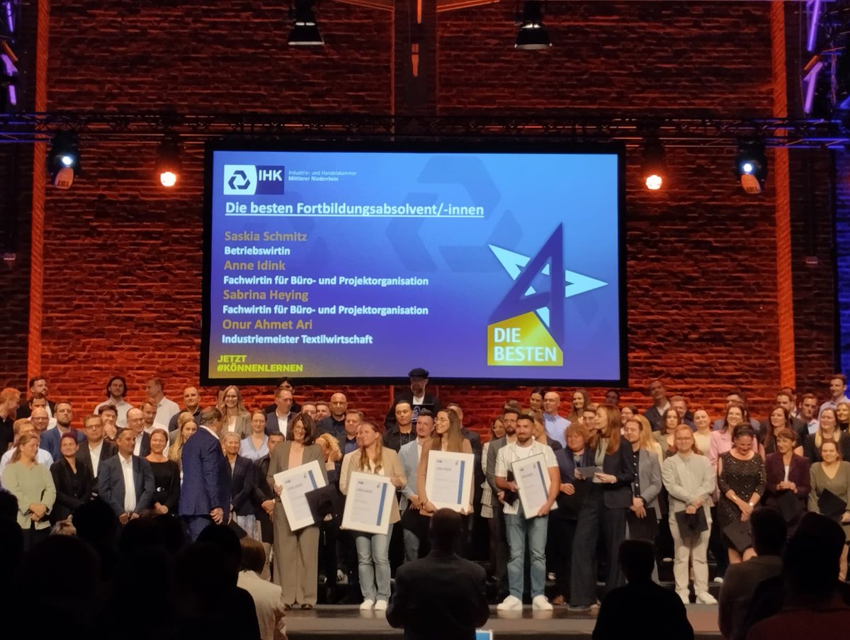 Großer Erfolg für unsere #TextilakademieNRW. Bei der Bestenehrung der #IHKMittlererNiederrhein wurde Onur Ahmet Ari unter den 257 besten Fortbildungsabsolventen zu einem der vier Besten gekürt. Er ist jetzt #Industriemeister #Textilwirtschaft.