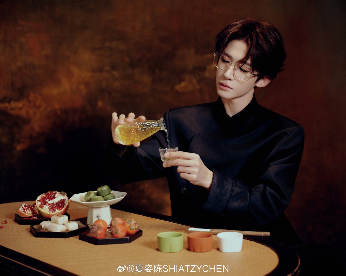 Không phải anh đang uống trà, mà là thời gian đang ngắm nhìn anh.

Liuyu Eastern Charm In Paris #AmbassadorLIUYUxSHIATZYCHEN