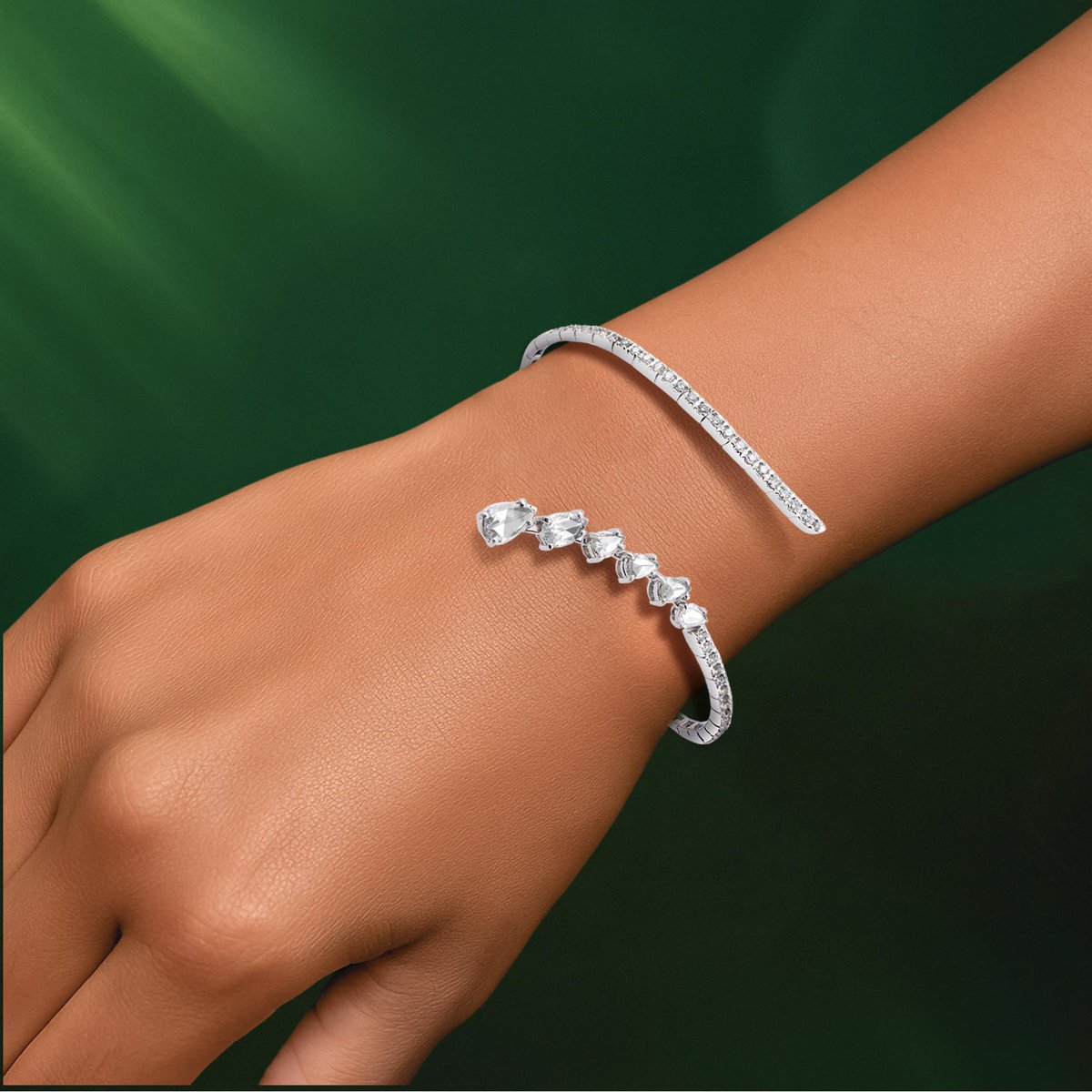 Staurinofratell's tweet image. Dinner is served.
The Spaghetti collection lovingly honors traditional flavors while weaving in fresh, innovative designs. It beautifully showcases the elegance of diamonds and precious stones, all brought to life through pure and simple lines. 💓

#SpaghettiCollection