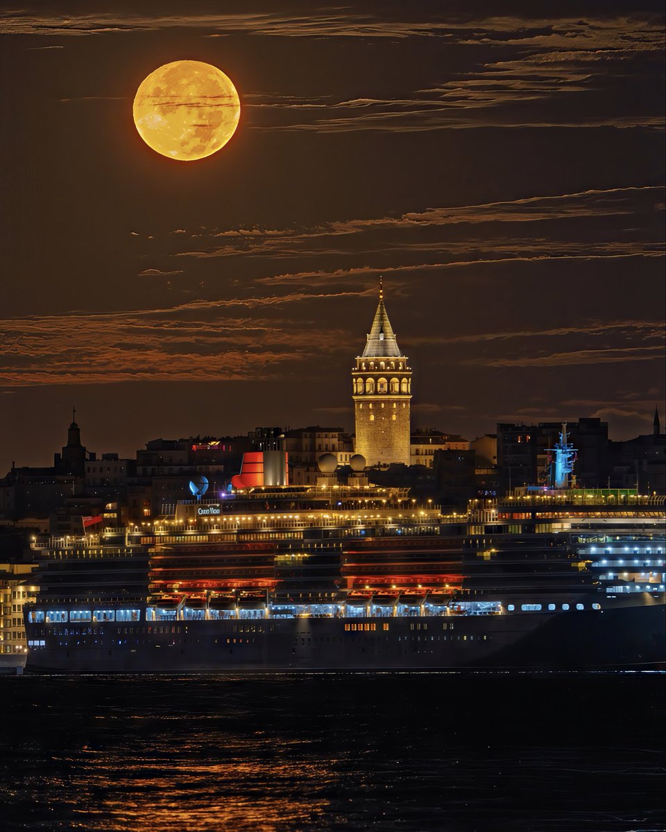 halilsopaoglu's tweet photo. Bu sabah (06.10.2025) Galata kulesi ve dolunay https://t.co/PQd8v4v2mr