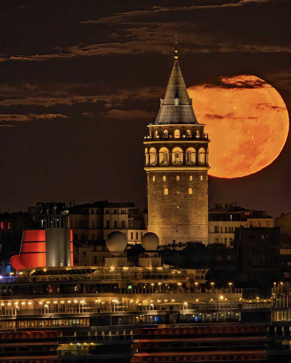 halilsopaoglu's tweet photo. Bu sabah (06.10.2025) Galata kulesi ve dolunay https://t.co/PQd8v4v2mr