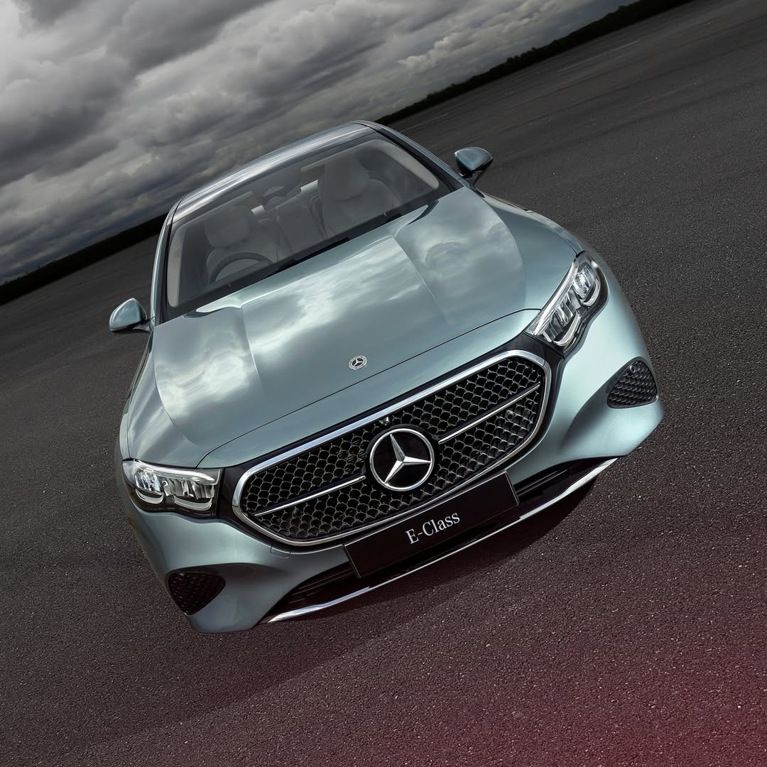 AutoHangarInd's tweet image. The road less travelled, in a car that gives you more.

The Mercedes-Benz E-Class.

#EClass #MercedesBenzIndia