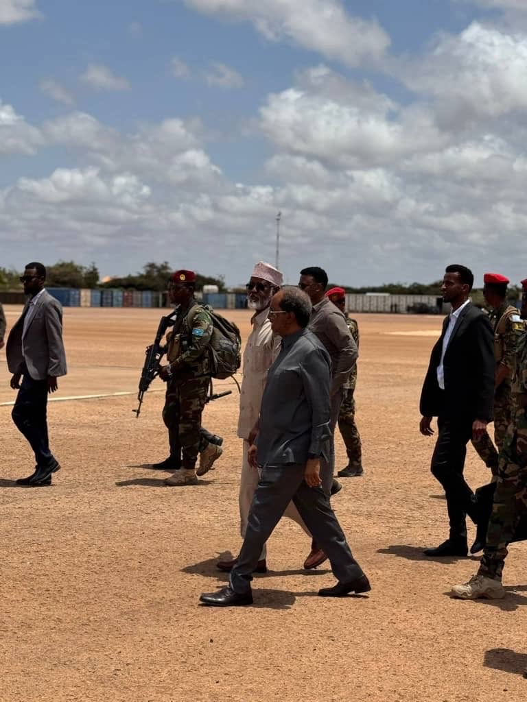 HalimaAIGutale's tweet image. Hassan Sheikh Mohamud is a political chameleon, #adaptable, #unpredictable and 
#without_direction. 

By visiting Ahmed Madobe, the very man he once called #illegal , Hassan Sheikh Mohamud has #effectively_legitimized_him ! 

#Symbolic politics to please Kenya, but a blow to his…