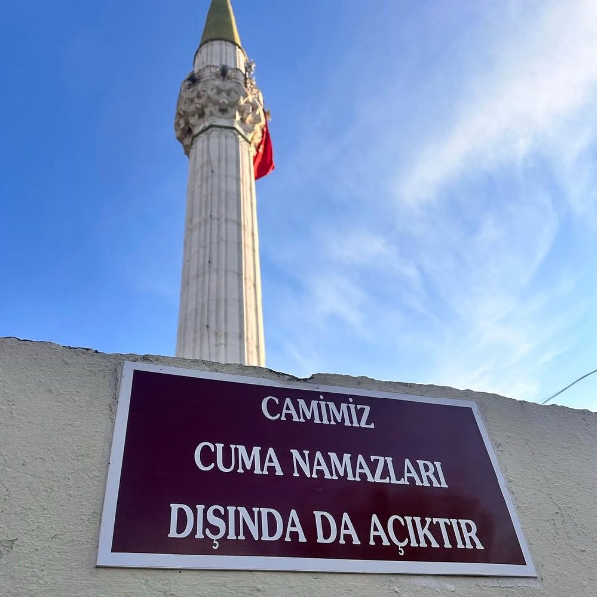 Hatay'da bir cami duvarına asılan yazı.