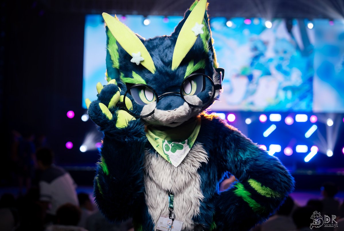 NotValidSky's tweet image. 美美的发一张 
⭐️来自 @StarryDragonXy 的小星星和眼镜
👓Stars and glass from @StarryDragonXy

📸: @wangtai12
#FursuitEveryday