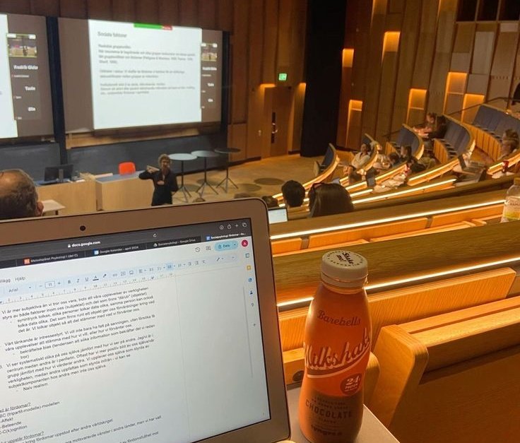 xaemio's tweet image. I sit in class for attendance then go hostel and teach myself.