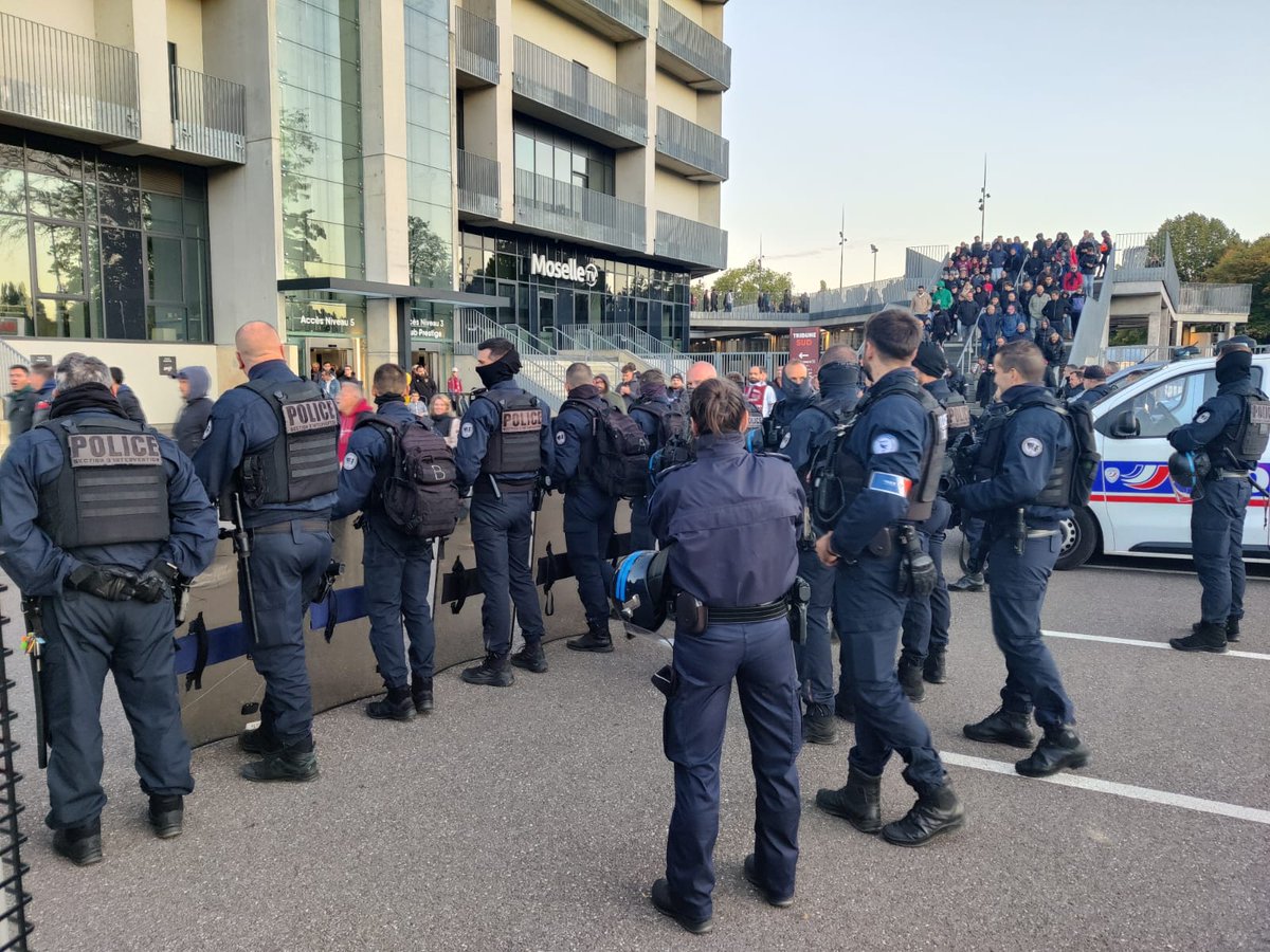 #Sécurisation | Le 4 octobre à l'occasion du match de Ligue 1 ⚽️ entre le FC Metz et l'Olympique de Marseille, les 👮 de la Moselle étaient mobilisés afin de sécuriser la rencontre et les abords du stade.