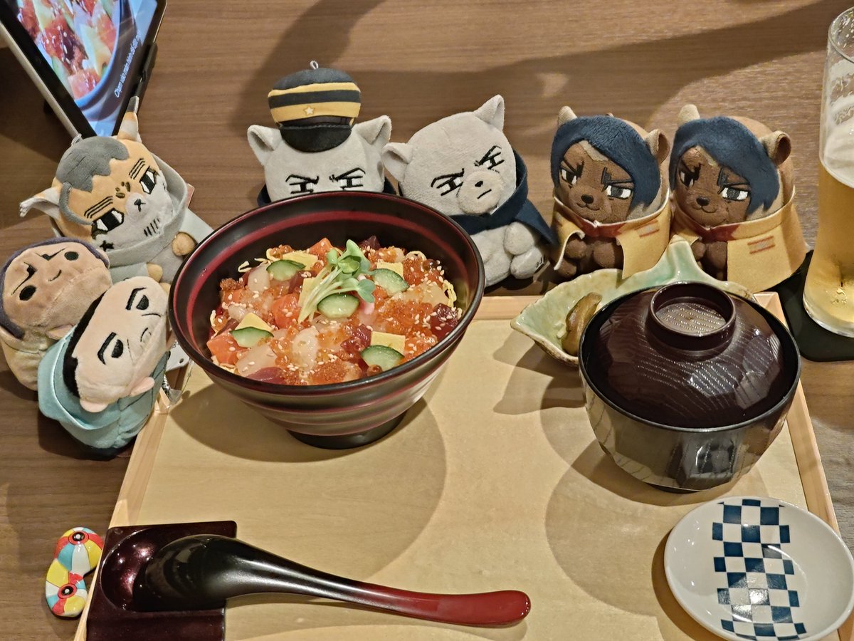 りたちのふぉぜ島さんが米をガン見している