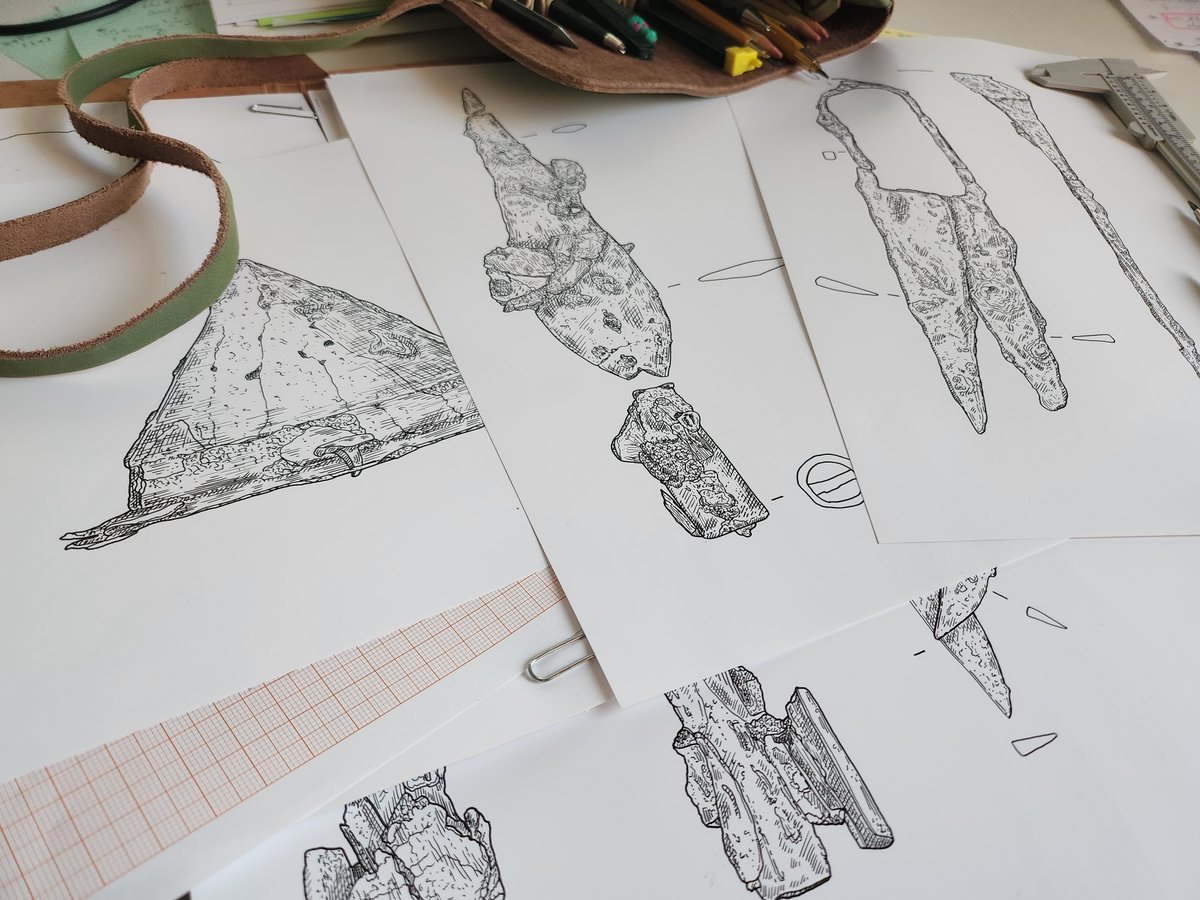 Shield bosses, spearheads &amp; scissors
The densely filled imperial burial ground at #Nienbüttel is located in Niedersachsen. Only male warriors were buried there. In addition to urns, the graves contained swords, shield bosses, spurs &amp; spears. #ArchIllu #illustrationtask #challenge