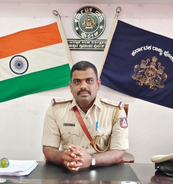 ಸಂತ್ರಸ್ತೆ ಬಾಲಕಿಗೆ ಭಾವಪೂರ್ಣ ನಮನ – ನ್ಯಾಯ ಸಾಧನೆಗೆ ಶ್ರಮಿಸಿದ ಪೊಲೀಸರಿಗೆ ಹಾಗೂ ನ್ಯಾಯಾಂಗಕ್ಕೆ ಅಭಿನಂದನೆ.

ರಾಯಬಾಗ ತಾಲೂಕಿನಲ್ಲಿ ಬಾಲಕಿಯ ಮೇಲೆ ಕ್ರೌರ್ಯ ಮೆರೆದು ಕೊಲೆ ಮಾಡಿದ ವ್ಯಕ್ತಿಗೆ ನ್ಯಾಯಾಲಯವು ಗಲ್ಲು ಶಿಕ್ಷೆ ಹಾಗೂ 10 ಲಕ್ಷ ರೂ. ದಂಡ ವಿಧಿಸಿರುವ ಸುದ್ದಿ ತಿಳಿದು ಮನಸ್ಸಿಗೆ ಸಮಾಧಾನವಾಯಿತು. ಪ್ರಕರಣದ ತನಿಖಾಧಿಕಾರಿಯಾಗಿದ್ದ