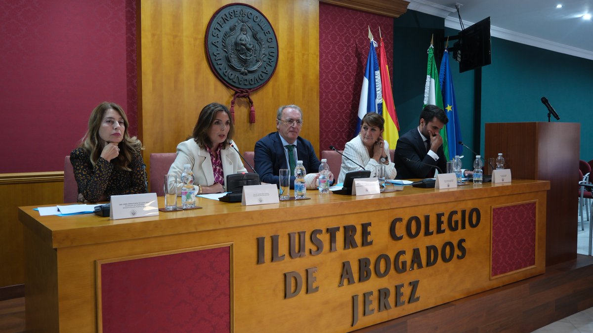 l XIV 𝙈𝙖́𝙨𝙩𝙚𝙧 𝙊𝙛𝙞𝙘𝙞𝙖𝙡 𝙚𝙣 𝘼𝙗𝙤𝙜𝙖𝙘𝙞́𝙖 𝙮 𝙋𝙧𝙤𝙘𝙪𝙧𝙖𝙙𝙪𝙧𝙞́𝙖 de Jerez tuvo su acto de apertura el pasado 22 de septiembre. Este evento, que marcó el inicio del curso 2025/2026