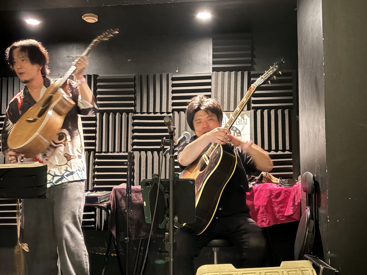 yu_tan1020's tweet photo. 10/5 Live bar N
快賊Guild+✨
わーい!やっと聴けるー🎶✨
ラブレターがとっても心に響きました!
もう絶品の中村さんのギター!٩( ᐖ )۶⸜( ᐛ )⸝カッケェェェ
よっくんの歌声と掛け声につられて
はしゃいできました⸜(*ˊᗜˋ*)⸝🎶
#Acoload
@yokkun_kaizoku
@arkband_gt https://t.co/oQYFEjBkEc