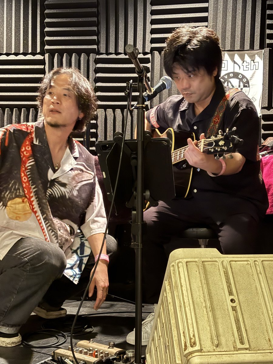 yu_tan1020's tweet photo. 10/5 Live bar N
快賊Guild+✨
わーい!やっと聴けるー🎶✨
ラブレターがとっても心に響きました!
もう絶品の中村さんのギター!٩( ᐖ )۶⸜( ᐛ )⸝カッケェェェ
よっくんの歌声と掛け声につられて
はしゃいできました⸜(*ˊᗜˋ*)⸝🎶
#Acoload
@yokkun_kaizoku
@arkband_gt https://t.co/oQYFEjBkEc
