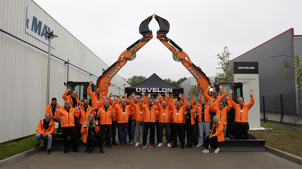 Soll_GaLaBau's tweet image. „Wir sind gekommen, um zu bleiben“ - Tag der offenen Tür bei DEVELON: Im April ist der neue DEVELON-Standort in Mannheim eröffnet worden. Am 27. September haben sich 300 Kunden, Händler und… soll-galabau.de//aktuelle-news… #DEVELON #TagDerOffenenTür #Mannheim #Kundenbindung #Wachstum